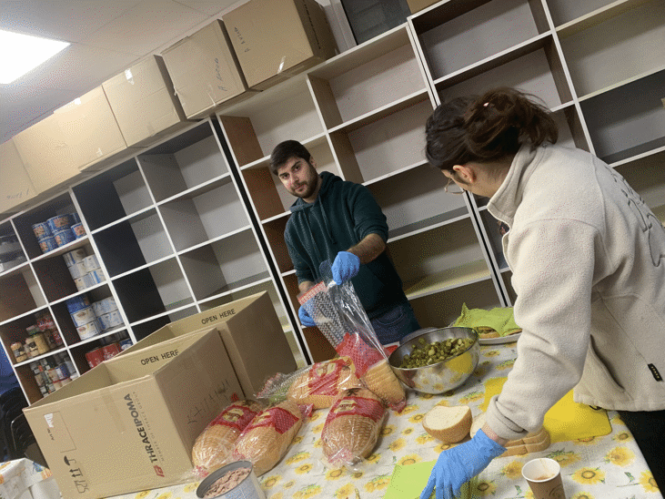 Доброволци от SОfia HELPers се включиха в подготовката на храна за бездомни към Фондация „Св.Пророк Илия – доброволческа кухня“ към столичния храм "Св. Пророк Илия"