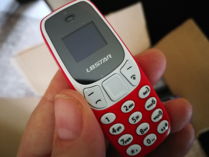 50 мини мобилни телефона задържаха инспектори на Митница Аерогара София