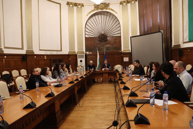 Министър Христанов и граждански организации набелязаха мерки за защита на животните