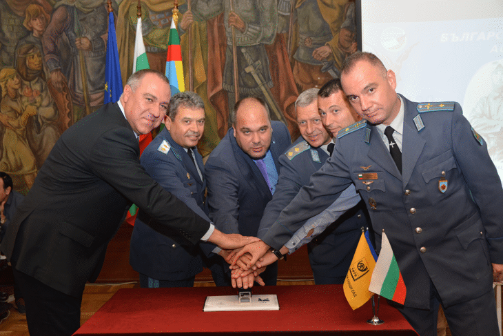 Заместник-министър Димитър Геновски и ген.-майор Цанко Иванов валидираха пощенска карта, посветена на легендарния пилот Симеон Петров