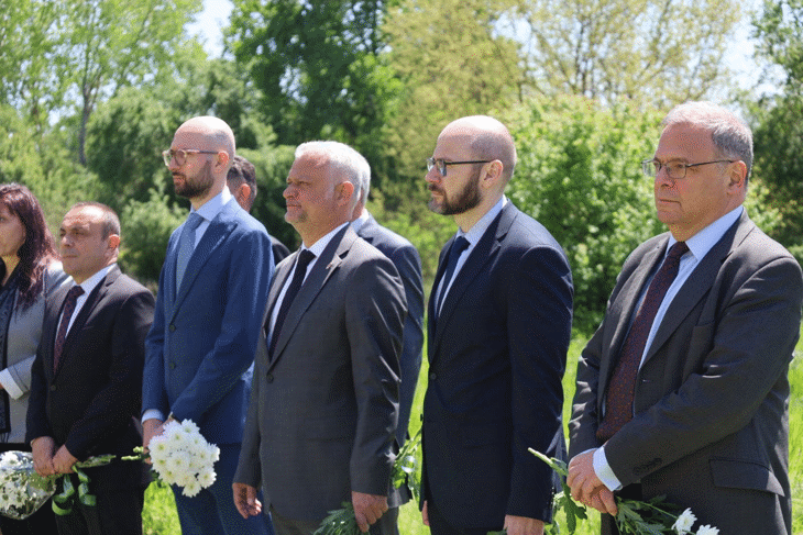 Министри положиха венци в знак на почит към лагеристите от Белене