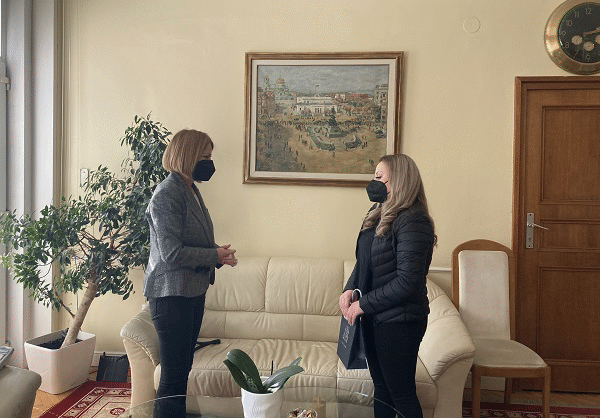 Кметът Фандъкова се срещна с Бюлгюл Харунова, отличена в церемонията "Достойните българи"