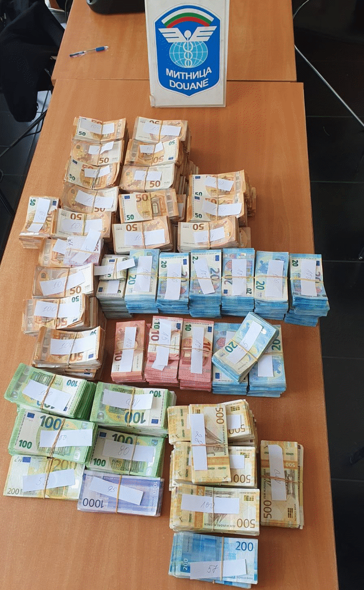 Недекларирана валута на обща стойност от 254 209 лв. откриха митническите служители на Дунав мост 2 при три проверки