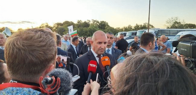 Румен Радев: Онези, които плячкосаха "Булгартабак" и КТБ и прокараха набързо скандалните поправки в Закона за държавната собственост, сега се правят на загрижени за обществения интерес