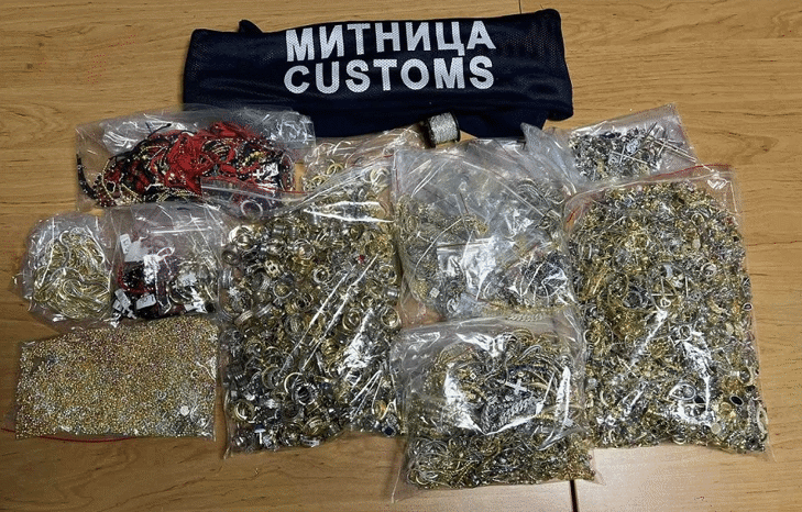 Контрабандни над 9.2 кг сребърни и златни накити откриха митническите служители на МП Лесово в лек автомобил