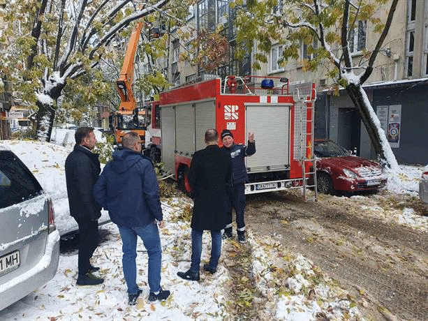Министър Стоянов благодари на служителите на МВР, които повече от денонощие са на терен