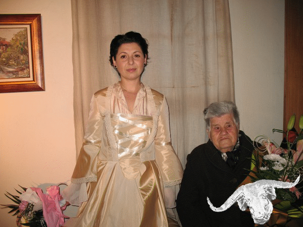 Булчинска рокля на 62 години реставрира несебърска дизайнерка