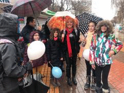 Омбудсманът Мая Манолова  тича с раница в подкрепа на протеста срещу тежките ученически чанти