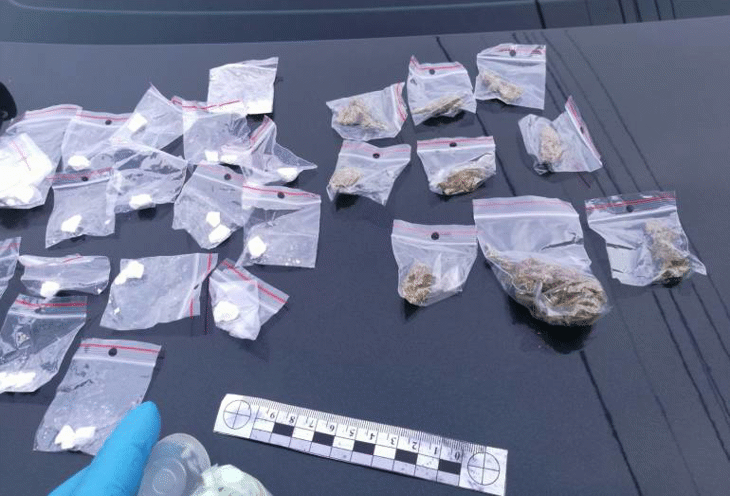 По искане на Окръжна прокуратура – Хасково съдът определи мярка за неотклонение „задържане под стража“ спрямо 42-годишен мъж за държане на наркотични вещества с цел разпространение и търговия със стоки на известни марки без разрешение