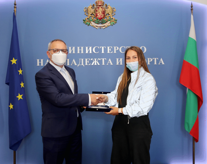 Министър Кузманов награди Олимпия Душева и Денислав Цветанов за сребърните медали на 200 м каяк от Световната купа