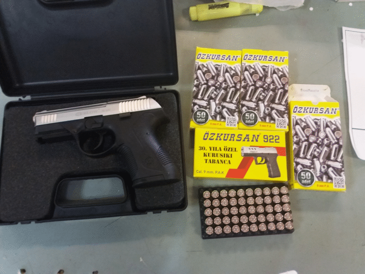 Контрабандно внесен газов пистолет откриха инспектори от Митница Русе в колата румънски гражданин, идващ от Турция