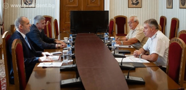 Президентът Румен Радев проведе среща с началника на отбраната адм. Емил Ефтимов