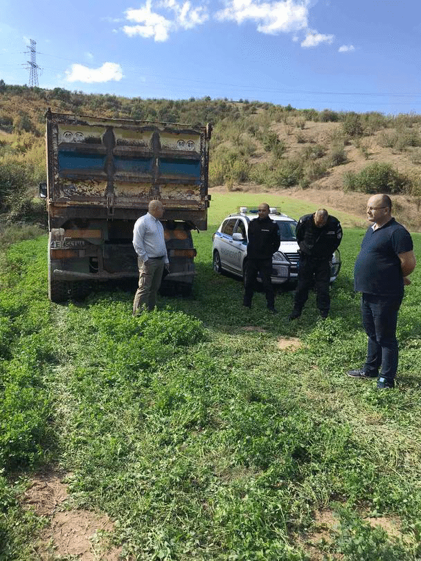 Министър Димитров участва в акция по разкриване на крупен незаконен добив на инертни материали от р. Струма