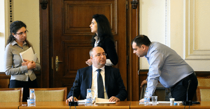 Комисията по правни въпроси реши на 18 март да бъде организирано обществено обсъждане на проекта за нов Наказателен кодекс. На заседанието си на 19 февруари 2014 г. народните представители разгледаха предложения за провеждане на обществени обсъждания на проекта, внесен от Министерски съвет на 31 януари 2014 г.
