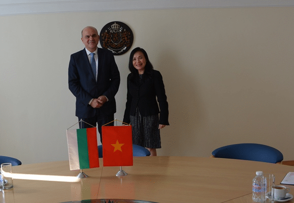 Министър Петков се срещна с посланика на Виетнам Нгуен Тхи Хонг Оан