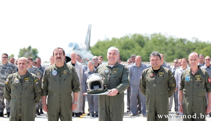 Началникът на отбраната генерал Симеон Симеонов извърши прощален полет в българските Военновъздушни сили