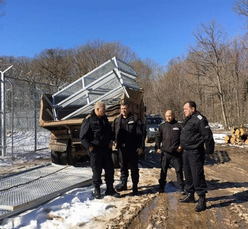 Главният секретар на МВР Георги Костов и директорът на ГДГП Светлан Кичиков инспектираха строежа на възпрепятстващото съоръжение