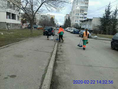 Над 10 екипа извършват почистване на улици и булеварди в София
