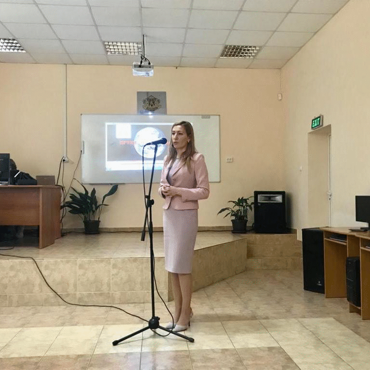 Министър Ангелкова пред ученици в Пирдоп: Подготовката в професионалните гимназии по туризъм е ключова за развитието на сектора