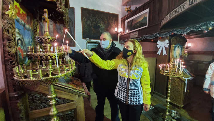 Вицепремиерът Марияна Николова присъства на неделната литургия в храм "Св. 40 мъченици" в Сапарева баня