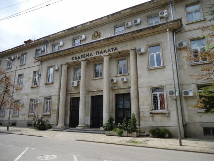 Двама обвиняеми застават на подсъдимата скамейка за жестоко убийство на мъж, на когото дължали пари