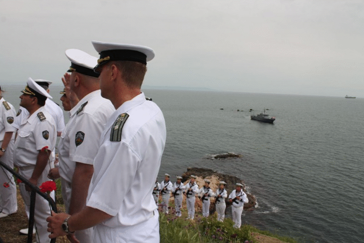 Военнослужещите от ВМС днес почетоха паметта на моряците, загинали при изпълнение на воинския си дълг