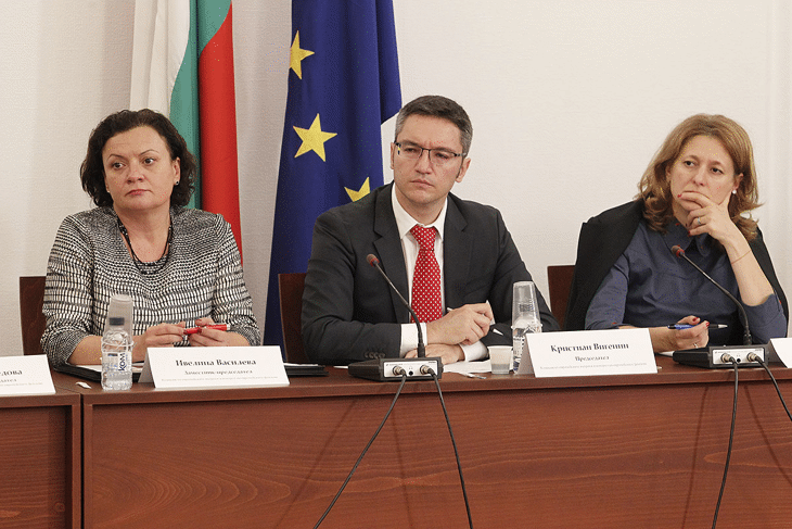 Евроинтеграцията на Западните Балкани е не просто основен външнополитически приоритет, тя е важна за всички сектори в България, заяви Екатерина Захариева пред депутатите от комисиите по европейските въпроси и по външна политика