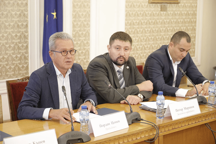 Заложените с промените в държавния бюджет 430 млн. лева в подкрепа на бизнеса ще бъдат разходвани след обсъждане с представители на бизнеса, отбеляза служебният министър на икономиката Кирил Петков пред народните представители от Комисията по икономическа политика, иновации и туризъм
