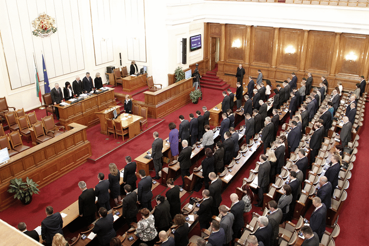 Народното събрание почете с едноминутно мълчание паметта на жертвите от наводненията в Бургаско