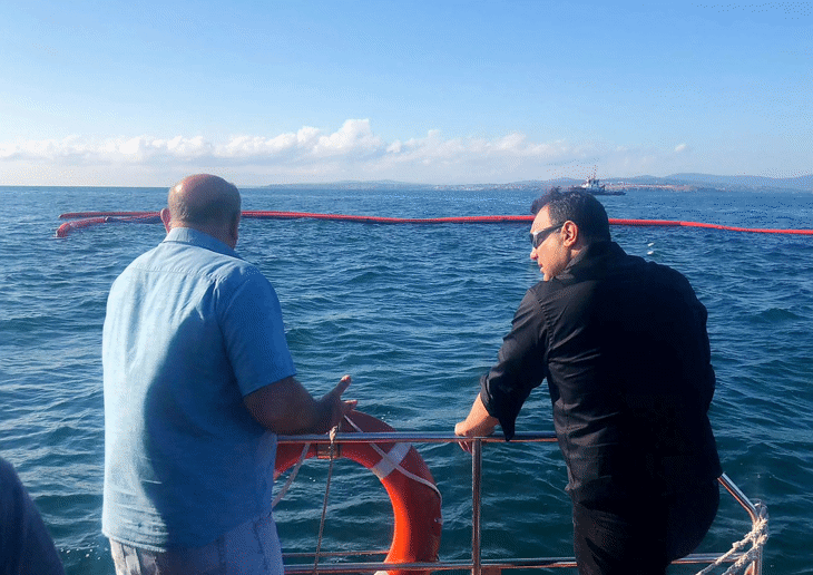 Министър Ивайло Московски инспектира района на разлива на мазут около Созопол