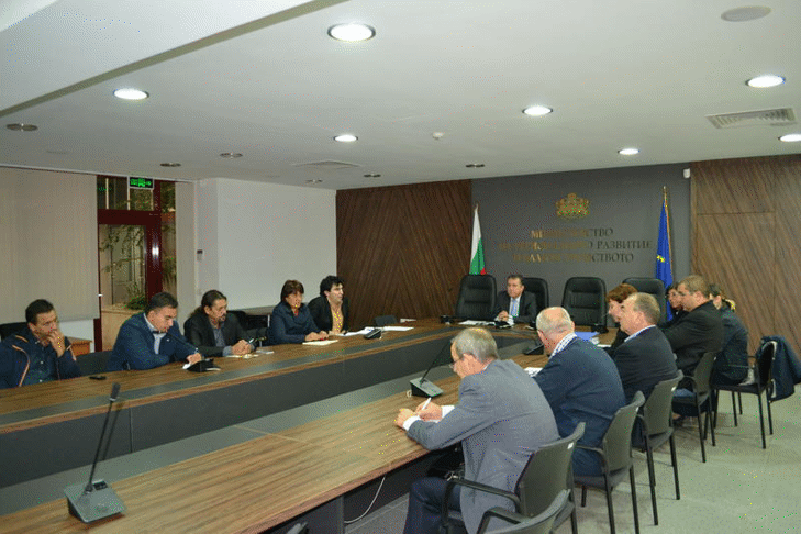 Заместник-министър Йовев обсъди с представители на НПО въпроси, свързани с подобряването на жилищните условия на маргинализираните групи от населението