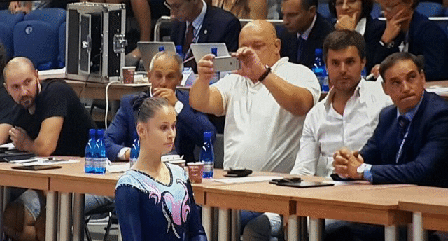 Министър Кралев награди призьорите от Световната купа по спортна гимнастика