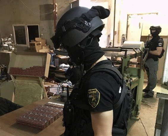 Разкрита е фабрика за нелегално производство на цигари