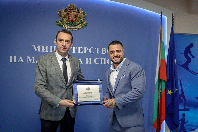 Министър Пешев награди европейския шампион по вдигане на тежести Карлос Насар