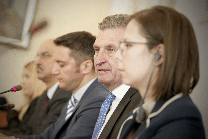 Трябва да подкрепяме България и останалите нови страни-членки чрез умна кохезионна политика, заяви европейският комисар по въпросите на бюджета и човешките ресурси Гюнтер Йотингер