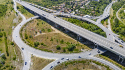 От днес до петък между 16:30 ч. и 20:30 ч. за облекчаване на трафика се променя движението по пътен възел „Даскалово“ на АМ „Струма“