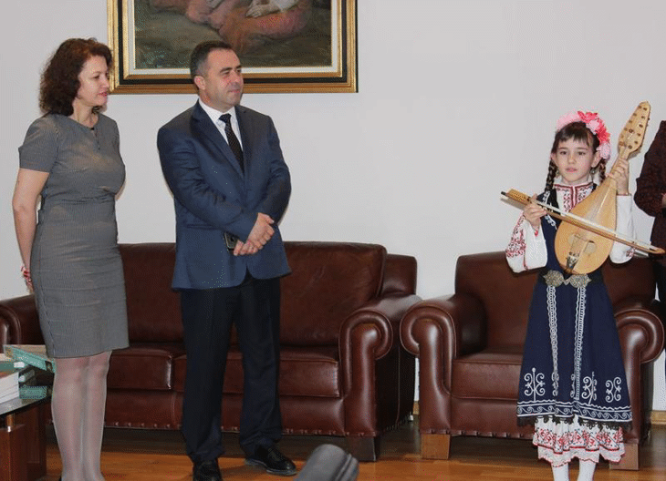 Деца от екоклуб „Гея“ закичиха МОСВ с мартеници от естествени материали