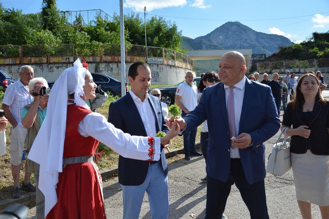 Министър Кралев откри обновената лекоатлетическа писта
във Враца
