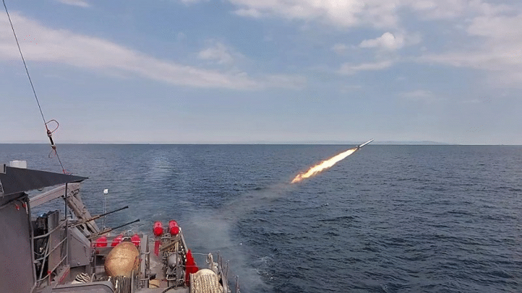 Военнослужещи от Флотилия бойни и спомагателни кораби провеждат тактически учения