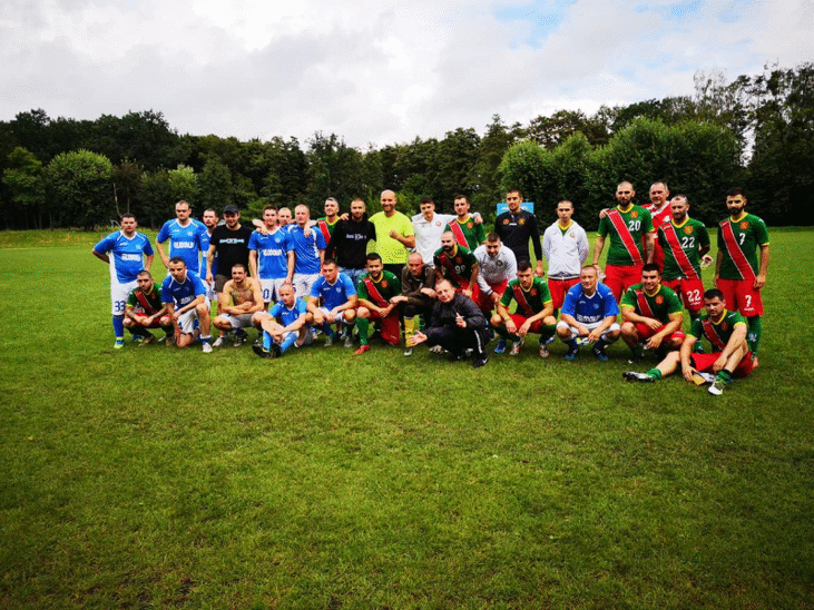 Българският футболен отбор на феновете игра полуфинал на европейско