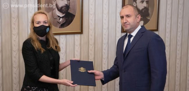 Президентът Румен Радев връчи мандат за съставяне на правителство на Антоанета Стефанова