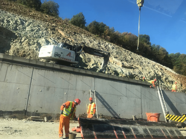 Министър Аврамова инспектира строителството на участъка Благоевград – Крупник от АМ „Струма“