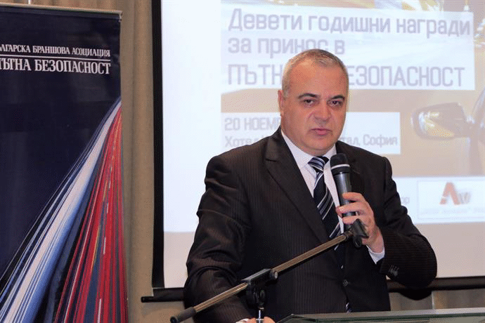 Министър Младен Маринов с награда от Браншовата асоциация „Пътна безопасност“