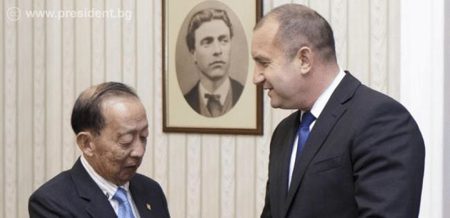 Държавният глава Румен Радев удостои с почетния си знак президента на Международната филателна федерация Тай Пенг Хиан