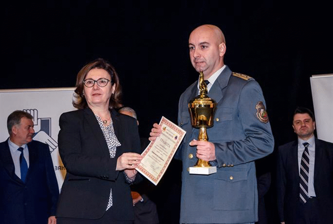 Вие показвате как с чест човек може да свърши своята работа, дори с риск за живота си