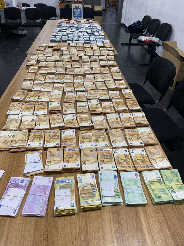 Над 1 000 000 недекларирани евро в тайник на автобус откриха митническите служители на МП Капитан Андреево