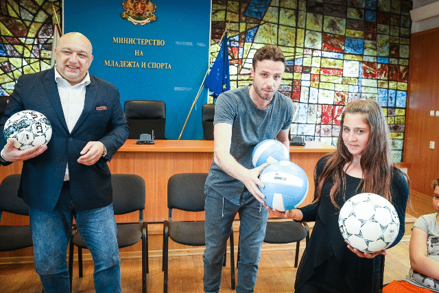 Министър Кралев показа на ученици от Вълчи дол световната купа по волейбол