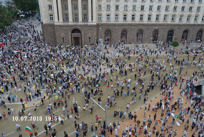 Спокойно протича протестът в София
