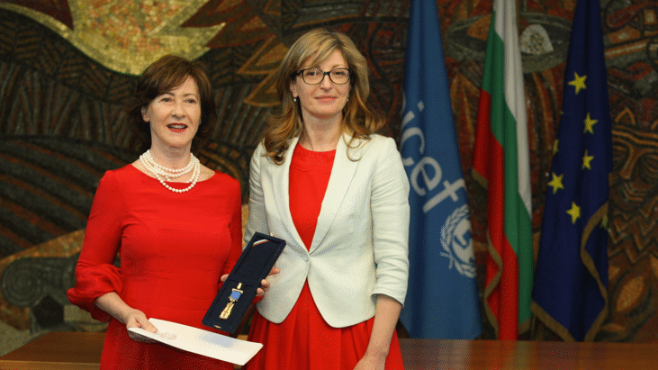 Министър Захариева връчи „Златна лаврова клонка” на представителя на УНИЦЕФ за България Мария Конде