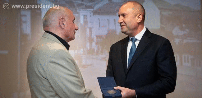 Президентът Румен Радев удостои журналиста Симеон Идакиев с Почетния знак на държавния глава